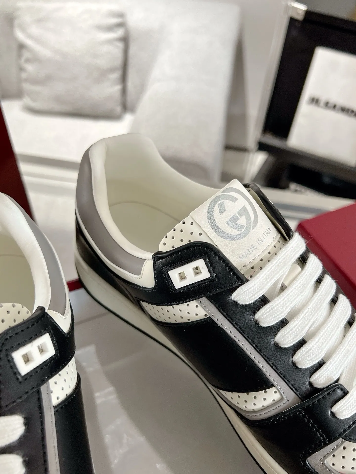 👟👟Ex-factory price 700👟👟 The latest casual sneakers for couples in white shoes❗️❗️ Original purchase, development and production. The sneakers are inspired by the classic sneakers of the 1970s, and the name is taken from the defensive movements in sports. This accessory is crafted from white leather, with an interlocking Double G stripe webbing embellished on the side, and the Gucci retro logo embellished on the shoe body. Original imported first-layer cowhide. Original custom-made soft sheepskin lining. Original open-molded TPU outsole. Bottom thickness: 2.5CM. Size: 35-44 (45 is custom-made and cannot be returned or exchanged)
